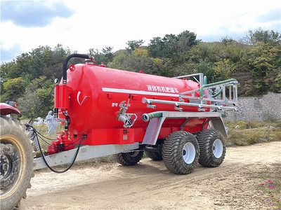 高效環(huán)保的養(yǎng)殖業(yè)施肥利器 大型奶牛場(chǎng)液態(tài)施肥機(jī)與豬場(chǎng)糞水沼液施肥車(chē)